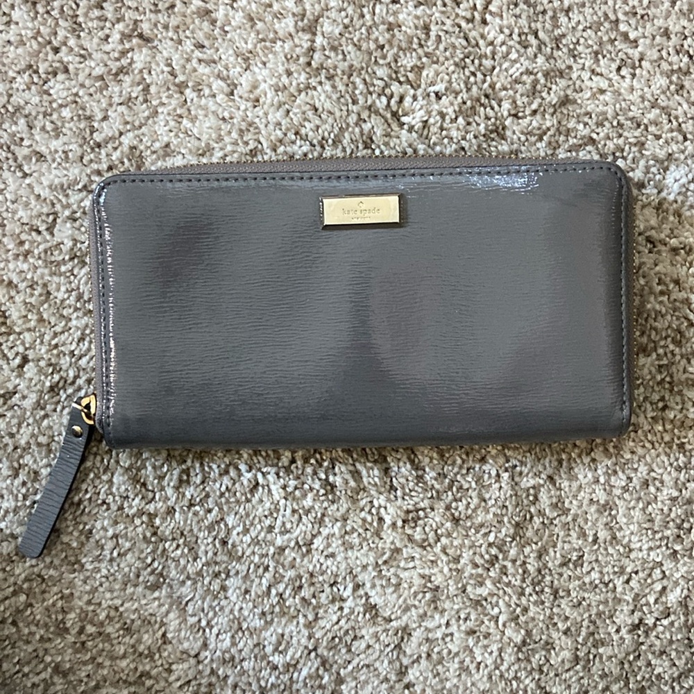 Kate Spade zip up leather wallet in grey.